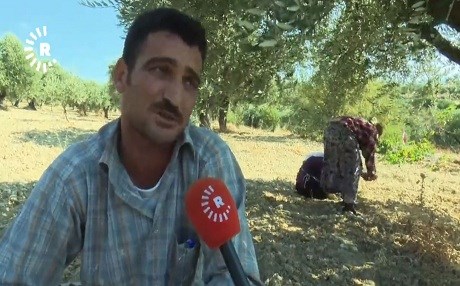 Koçberên Idlibê bi dilekî xemgîn li egera êrîşa bi ser bajarê xwe de dinerin