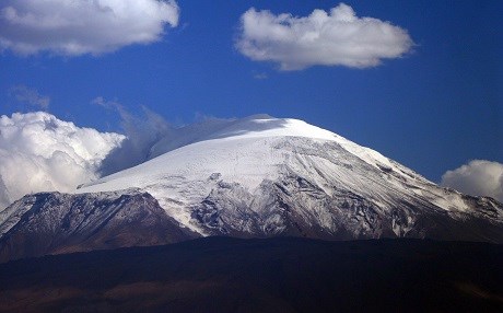 Çiyayê Agiriyê kirasê spî li xwe kir