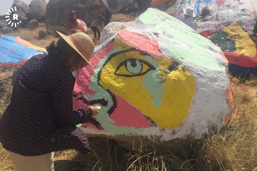 رەنگکردنەوەی بەردەکانی دێگەڵە