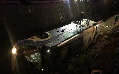 Otobüs su kanalına devrildi: 7 ölü, 25 yaralı