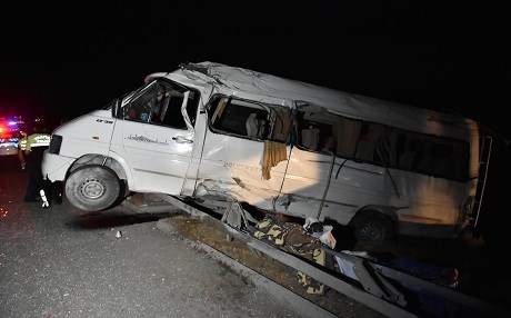 Mînîbusa karkerên çandiniyê qeza kir: 17 birîndar