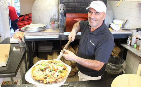 Dersimli ünlü pizzacıdan Toronto’daki evsizlere pizza