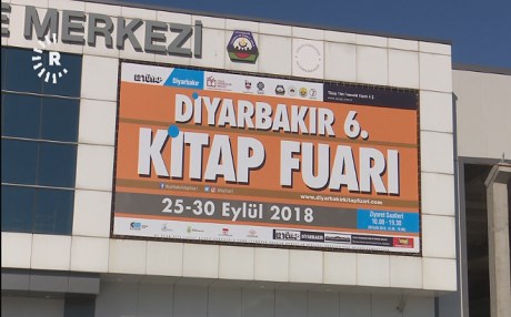 Di pêşangeha pirtûkan a Amedê de li ser afîşan cih nedan Kurdî