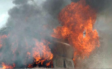 Yakıt tankeri ile kamyon çarpıştı: 50 ölü