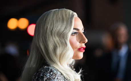 لەیدی گاگا لەبارەی خۆکوژییەوە مەترسییەکان دەخاتەڕوو