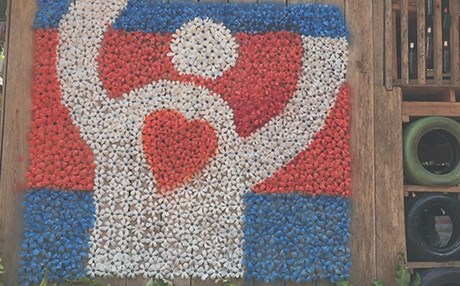 لە کەمبۆدیا خوێندگەیەک بەشتومەکی کۆن و خۆڵ و خاشاک دروستکراوە