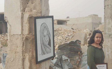 Li Kobanê jinan pêşangeha tabloyan di nav kavilan de vekirin