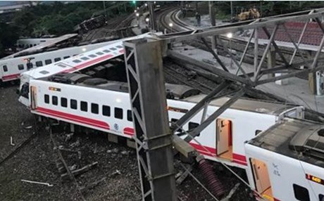 Tayvan'da yolcu treni raydan çıktı: 17 ölü