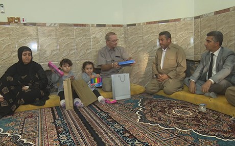 پێشمەرگەیەکی سکۆتلەندی سەردانی ماڵی شەهیدێک دەکات