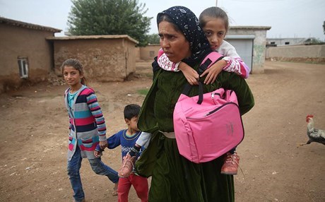 Dayikek Kurd bûye dest û lingên keça xwe ya astengdar