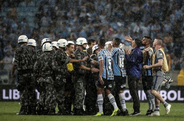 ڤیدیۆ؛ دوای 13 خولەکی زیادکرا و شەڕ و ئاژاوە یارییەک یەکلاییکرایەوە