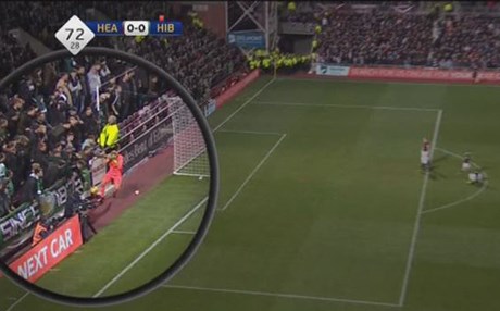 ڤیدیۆ؛ هێرشکرایە سەر گۆڵپارێز و راهێنەرێک