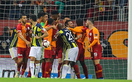 Türkiye’nin dev derbisi olaylı bitti: 4 gol 3 kırmızı kart