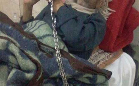 ژنێك مێردەكەی بە زنجیر دەبەستێتەوە و بیبەری تیژ دەكاتە چاوی