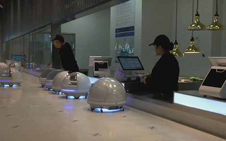 لە رێستۆرانتێکی شەنگەهای رۆبۆت خزمەتی سەردانکەران دەکەن