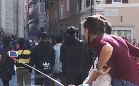 توێژینەوەیەک: ئەوانەی زۆر سێڵفی دەگرن بە خۆیان سەرسام دەبن