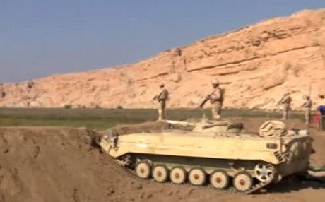 Artêşa Îraqê pêgehên DAIŞê li Sûriyê û Iraqê topbaran dike