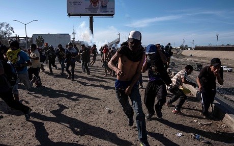 Li Amerîkayê hêza ser sînor gaza rondikrêj li hember koçberan bikar anî