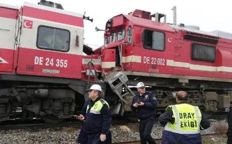 Sivas'ta yolcu treni ile yük treni çarpıştı: 10 Yaralı