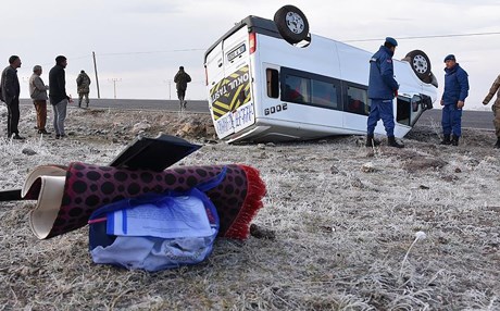 Kars'ta öğrenci servisi devrildi: 15 yaralı