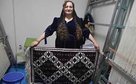 Yaşamı kilim tezgahında geçti