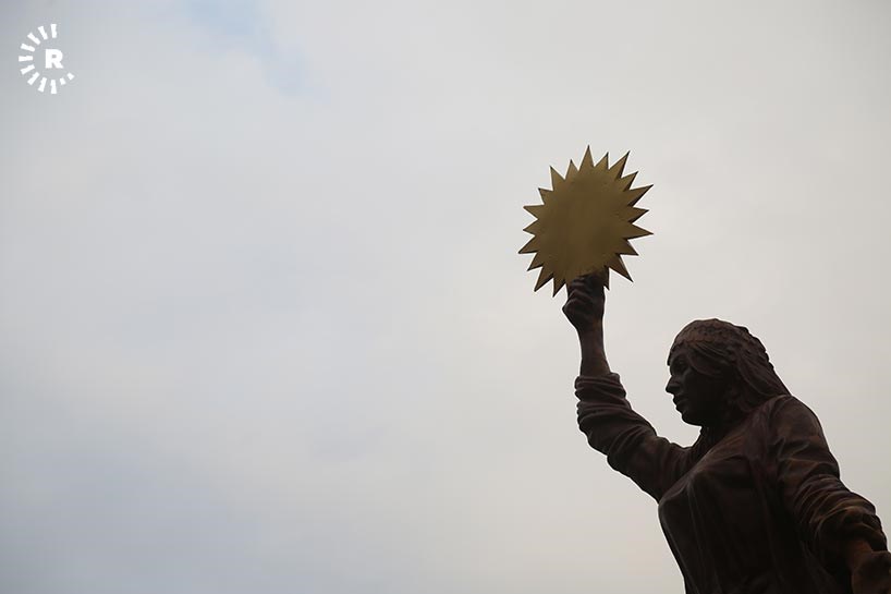 Bi wêneyan; Peykerê Şar li Silêmaniyê hat danîn