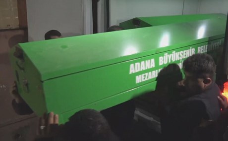 Li Edenê 2 şofêrên barhilgiran li tenişta rê mirî hatin dîtin