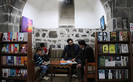 Hasan Paşa Hanı’nda kitap okuma