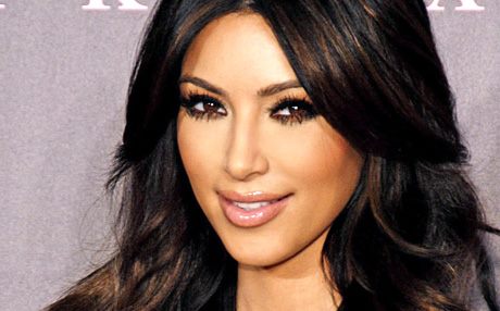 Kim Kardashian daxwaza piştgiriyê ji navçeya Keseb li Sûriyê re dike