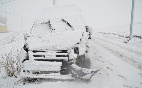 Li Agiriyê serwîsa mamosteyan û otomobîlek li hev ketin: 23 birîndar