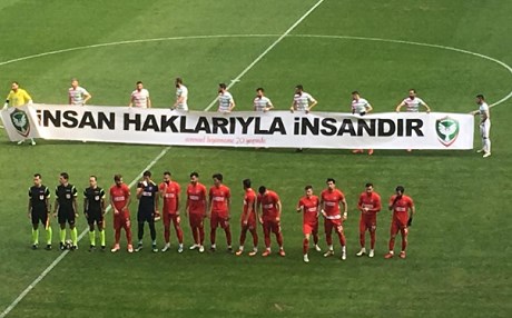 Amedspor insan hakları pankartıyla sahaya çıktı