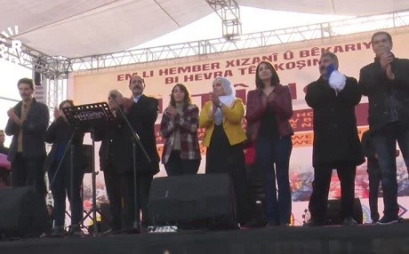 Fermanber û karkerên 14 bajaran li Amedê ji Tirkiyê daxwaza mûçeyên xwe kirin