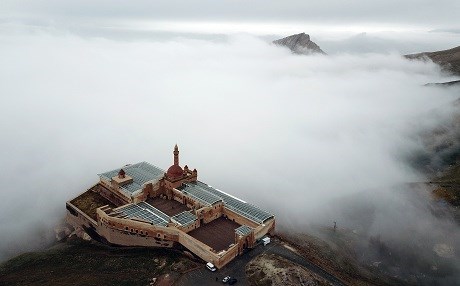 İshak Paşa Sarayı sislere büründü