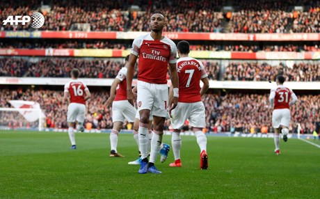 Sahaya muz atan taraftara 4 yıl statlara girememe cezası