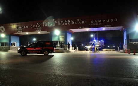 Li Girtîgeha Sincanê alozî: 14 fermanber û 7 zarok birîndar bûn