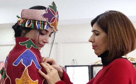 Cihên dîrokî yên Amedê li ser cil û bergan tên neqişkirin