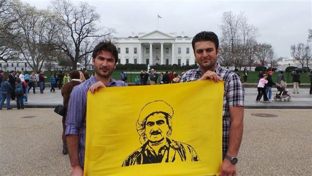 وێنەی بارزانی نەمر لەبەردەم کۆشکی سپی