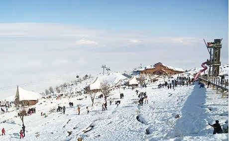 یاری نێو بەفر لە چیای کۆڕەک سەرنجی گەشتیاران رادەکێشێت