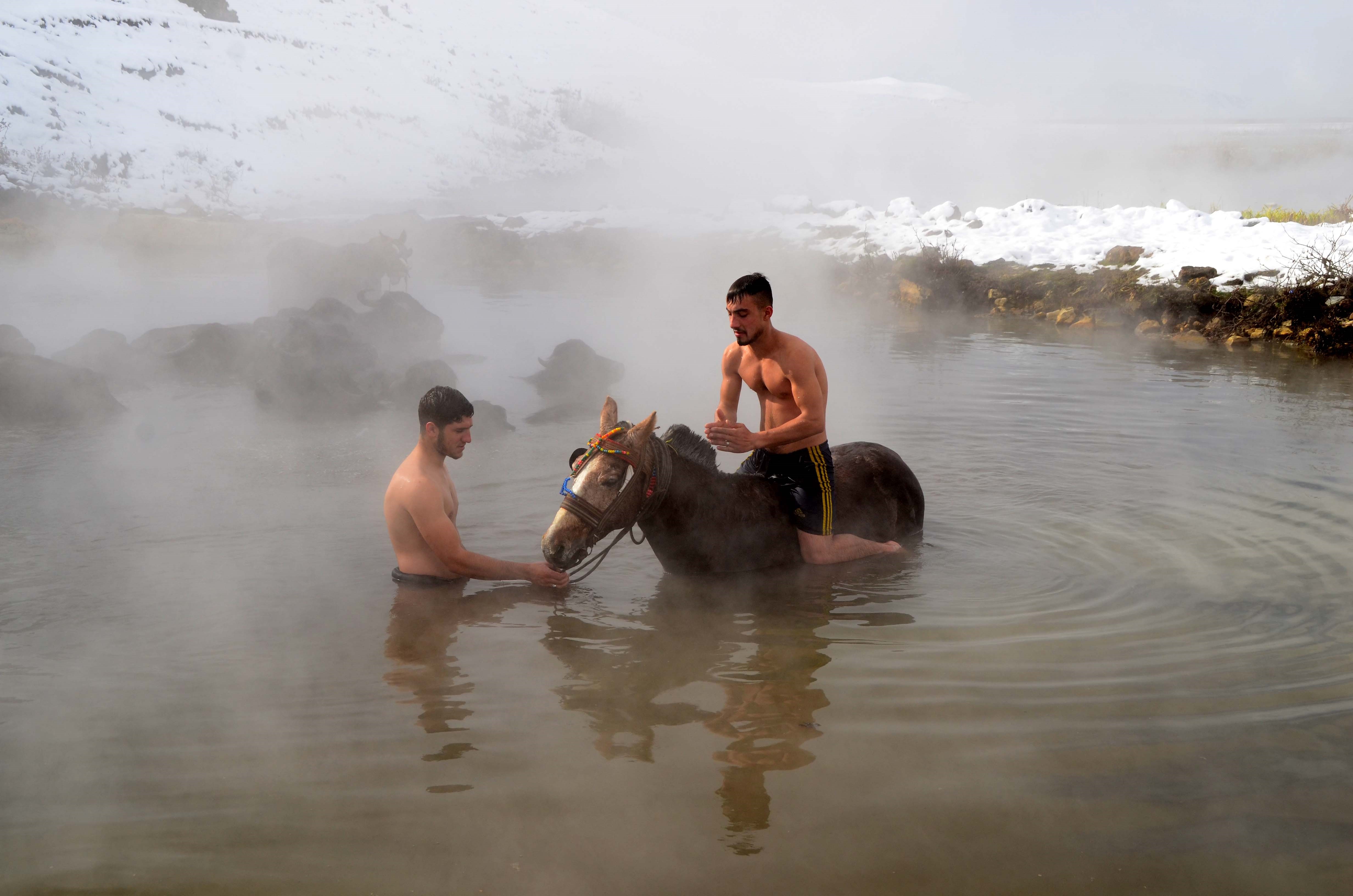 Fotoğraflarla kar ortasında kaplıca keyfi