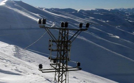 Li Şirnexê stûnên elektrîkê di bin berfê de man