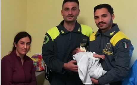 وێنەی ژن و منداڵێكی كۆچبەری كورد ئیتاڵییەكانی گریاند