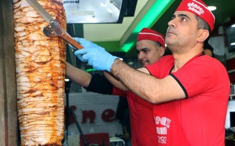 Görme engelli dönerci çalışma azmiyle örnek oluyor