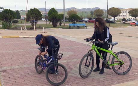 بەشێک لە قوتابیانی زانکۆی دهۆک بە پاسکیل هاتووچۆ دەکەن