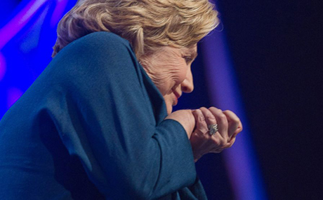 Hillary Clinton rastî êrîşa bi pêlavê hat