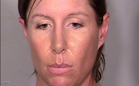 Jina ku pêlava xwe avêtibû Hillary Clinton hat berdan