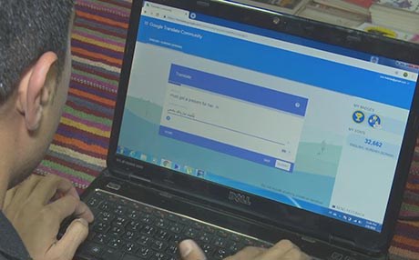 گەنجێک هەوڵدەدات شێوەزاری سۆرانی بۆ گوگڵ زیادبکات