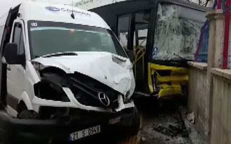 D.BAKIR - Halk otobüsüyle servis aracı çarpıştı