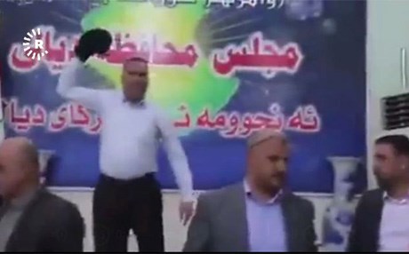 ئەندامێکی ئەنجوومەنی پارێزگای دیالە جلوبەرگەکانی دادەکەنێت