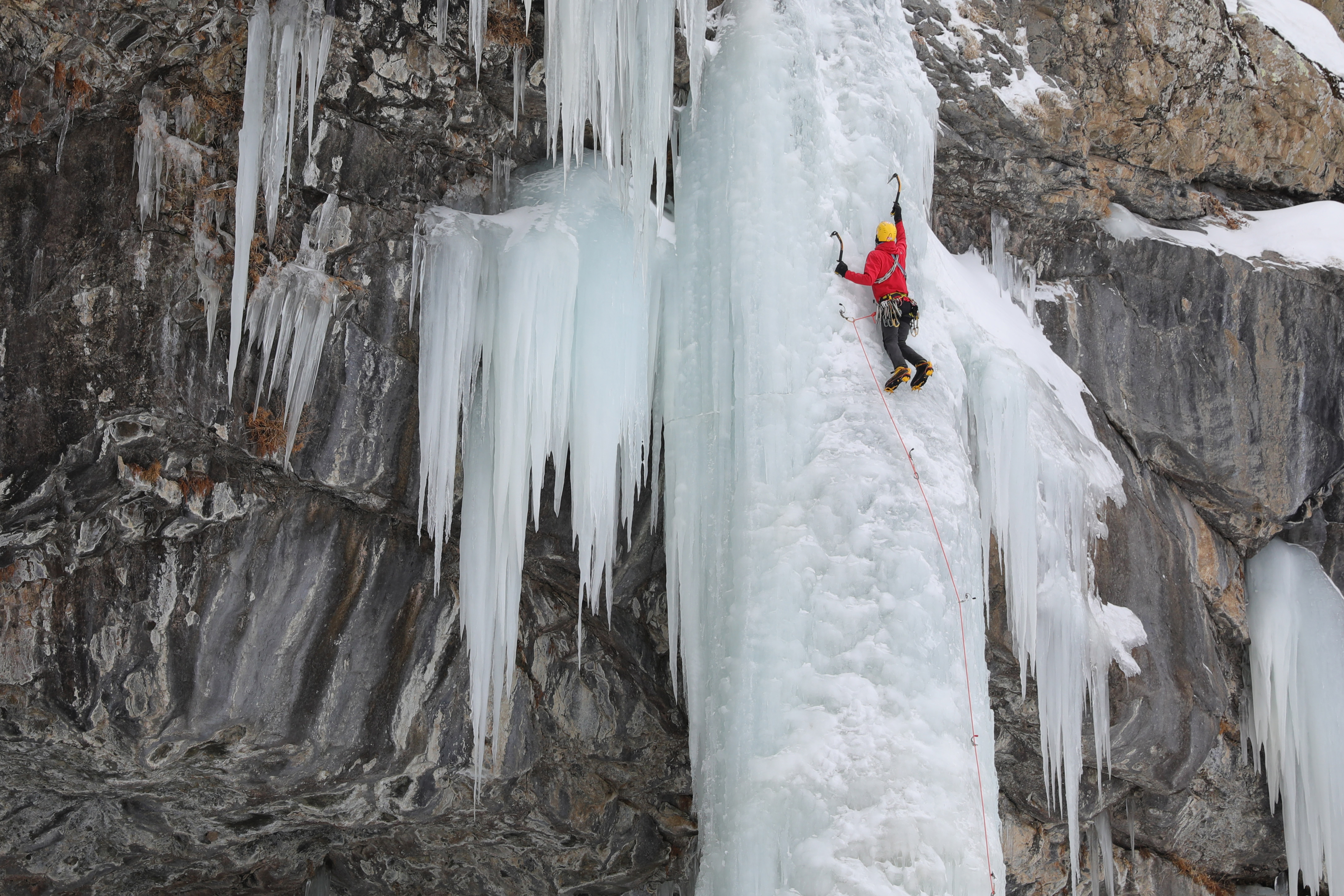 FOTO - Dağcılar Erek Dağı'ndaki buz şelalesine tırmandı