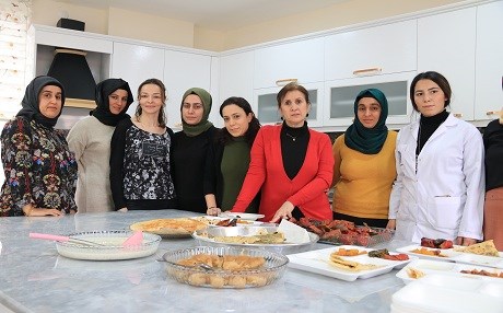 Jin bi xwarinên Amedê debara xwe dikin